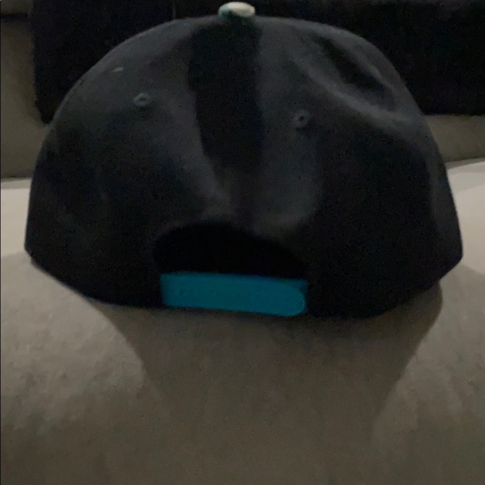 Hat new - Picture 2 of 2
